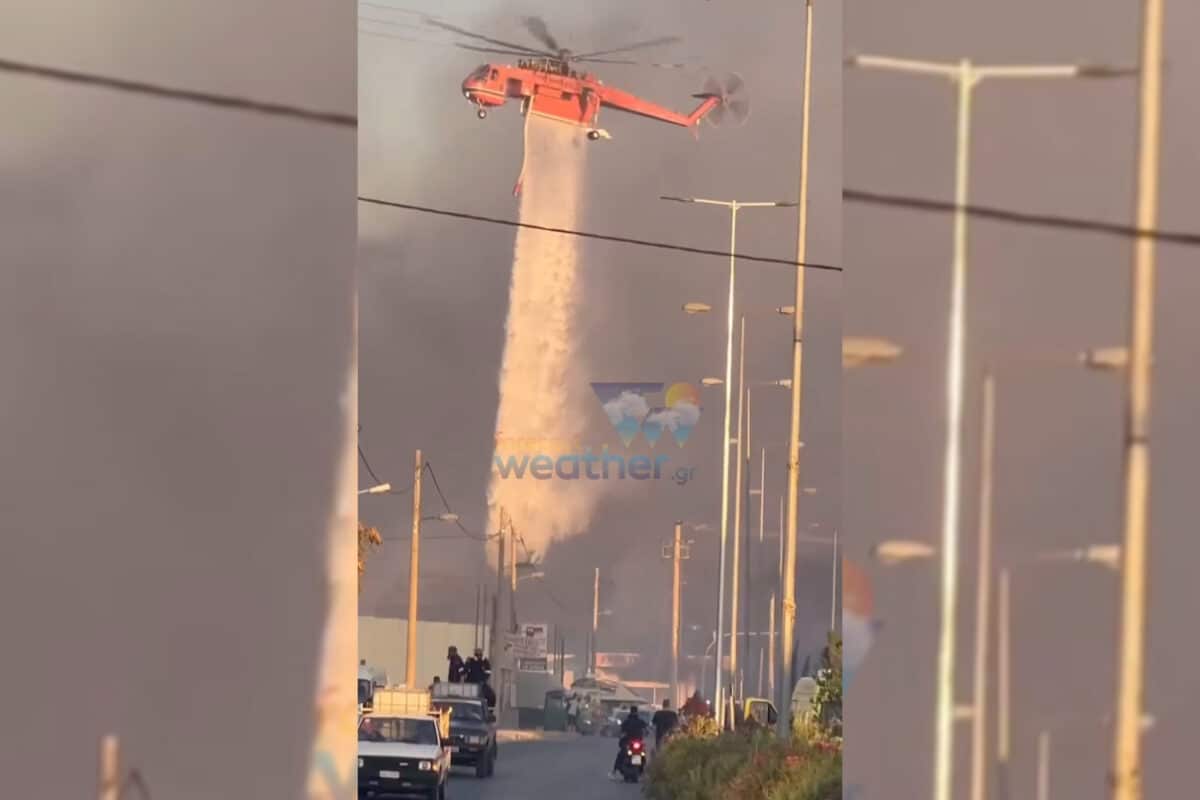 Πυροσβεστικό ελικόπτερο ρίχνει νερό στον αστικό ιστό του Χαλανδρίου (βίντεο)
