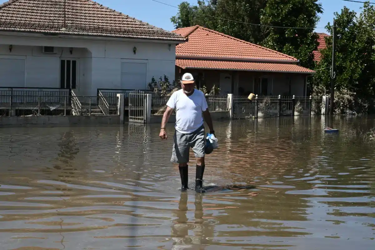 Επίσκεψη Τριαντόπουλου στη Φαρκαδόνα: Αντιδράσεις πλημμυροπαθών για καθυστερήσεις και ελλιπή στήριξη