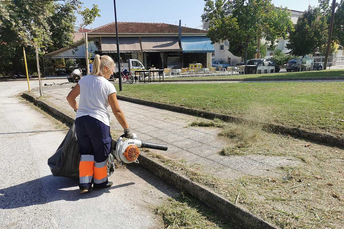 Ευπρεπισμός πρασίνου και κοπές χόρτων στις πλατείες των Τρικάλων