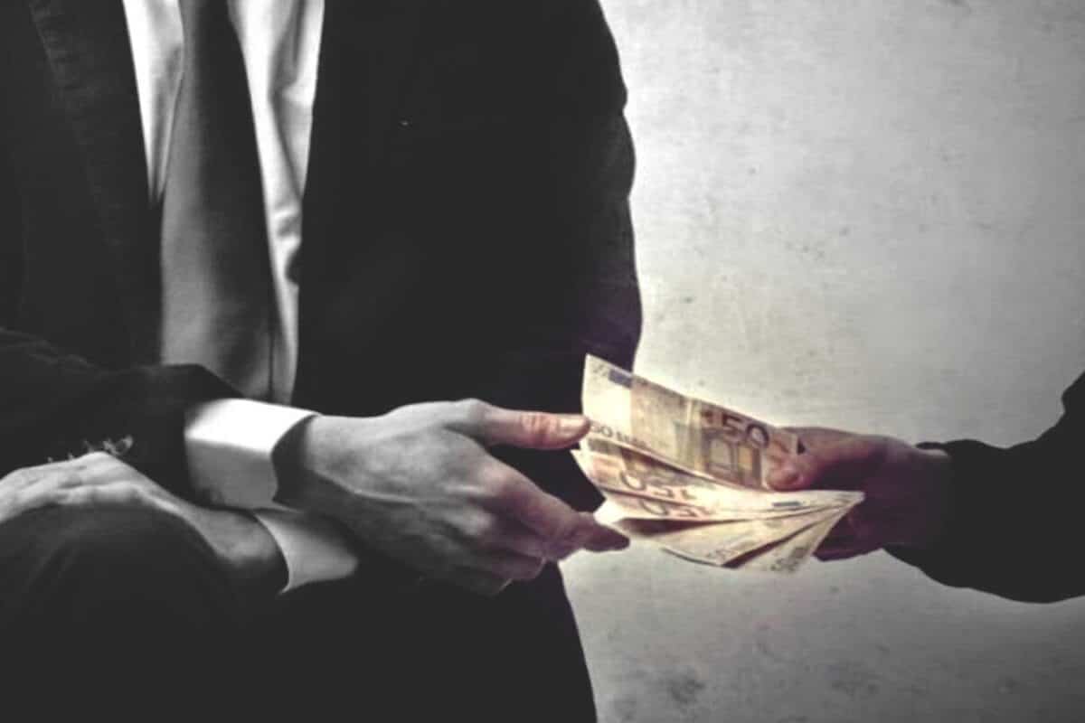 Σύλληψη στη Λάρισα για εκβιασμό, τοκογλυφία και παράνομη κατοχή όπλων