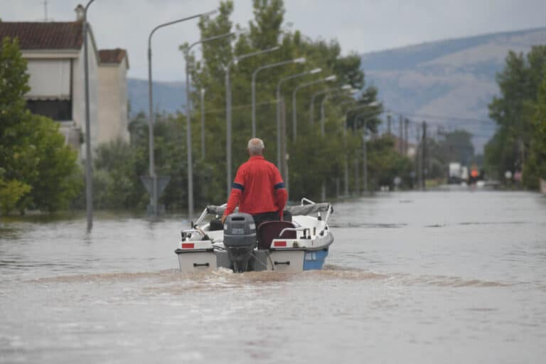 Η αντιπαράθεση για τη διαχείριση της καταστροφής στη Φαρκαδόνα