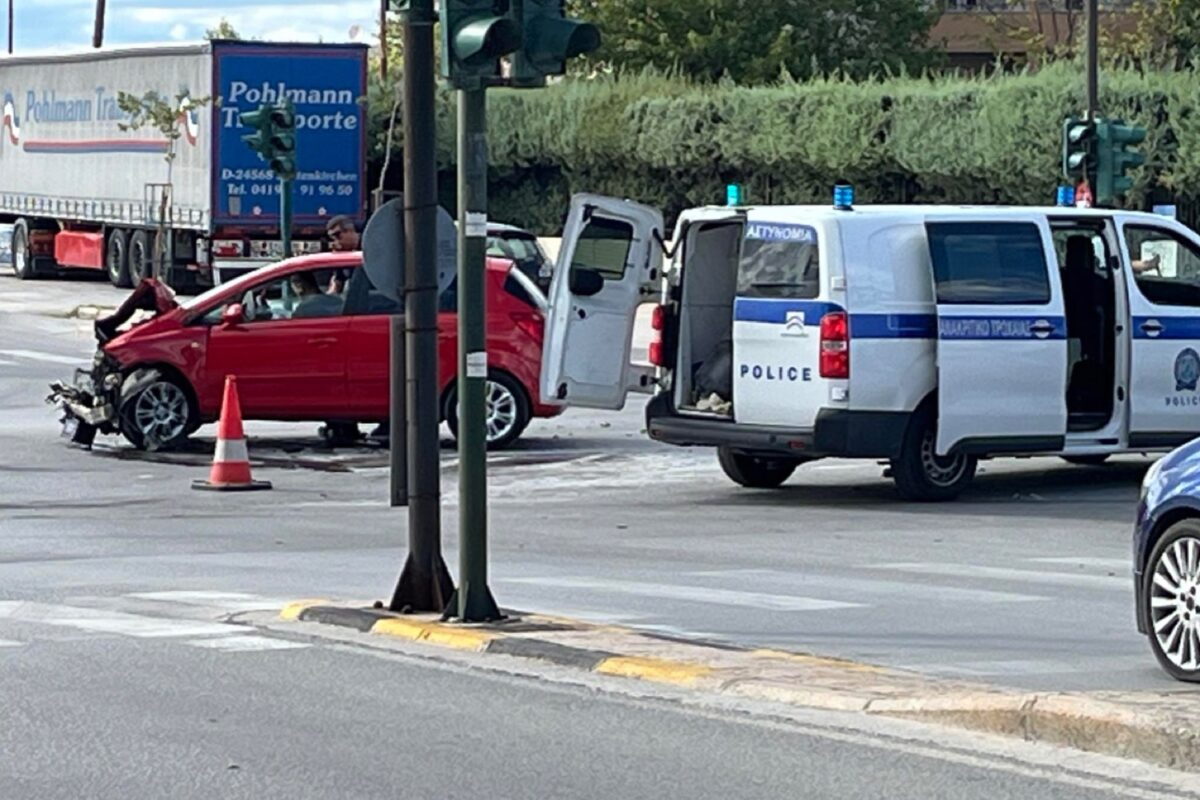 Σύγκρουση αυτοκινήτου με στρατιωτικό όχημα στη Λάρισα χωρίς σοβαρούς τραυματισμούς