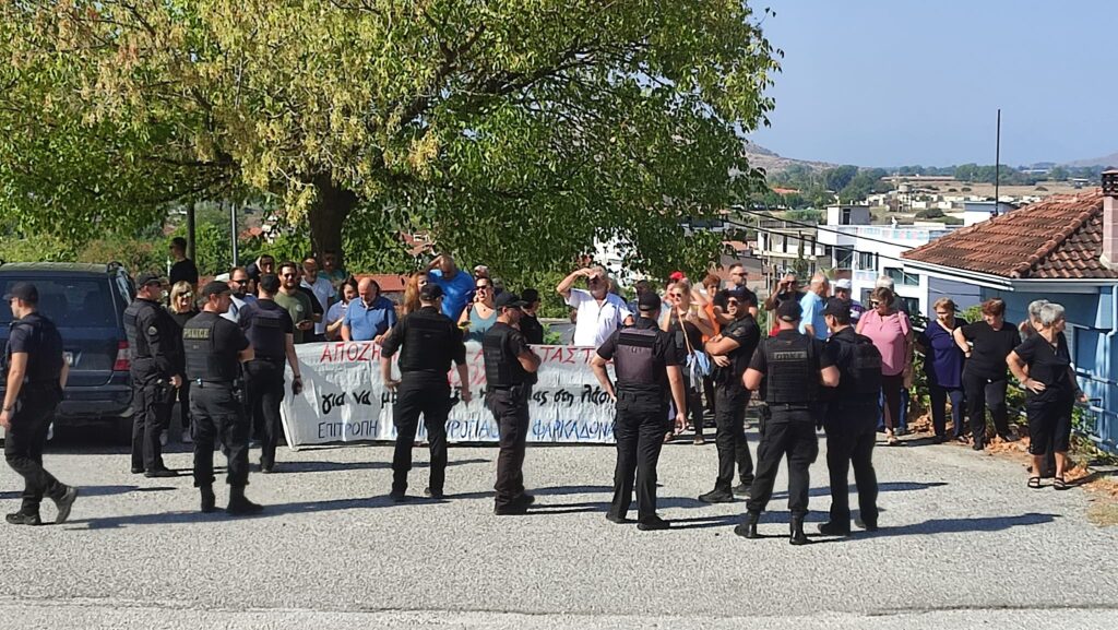 Σε σύσκεψη στο δημαρχείο Φαρκαδόνας ο Πρωθυπουργός – Διαμαρτυρία πλημμυροπαθών έξω από το κτίριο