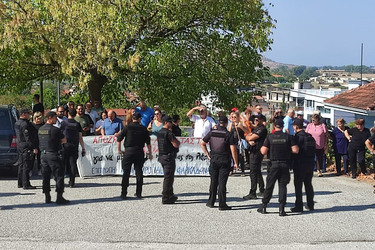 Σε σύσκεψη στο δημαρχείο Φαρκαδόνας ο Πρωθυπουργός – Διαμαρτυρία πλημμυροπαθών έξω από το κτίριο