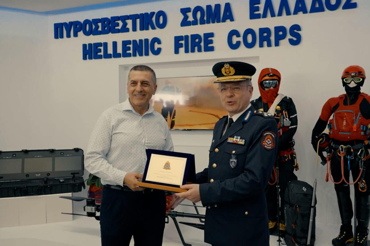 Το Πυροσβεστικό Σώμα τίμησε τον Δημήτρη Κουρέτα για τη συνεισφορά του στην αντιπυρική περίοδο