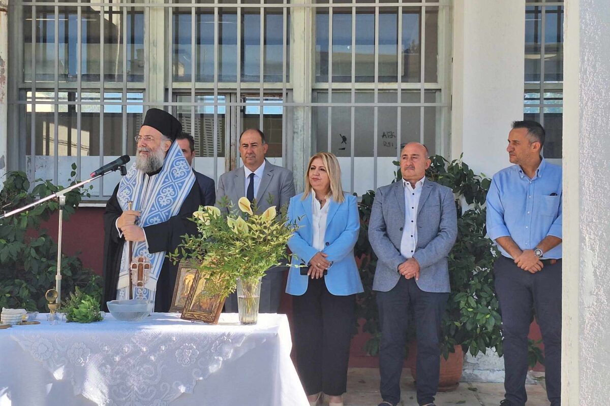 Στο 1ο ΕΠΑΛ και 3ο ΓΕΛ Τρικάλων «Οδυσσέας Ελύτης» ο Διευθυντής της Δ.Ε. Τρικάλων Αλέξανδρος Καπανιάρης για τον Aγιασμό