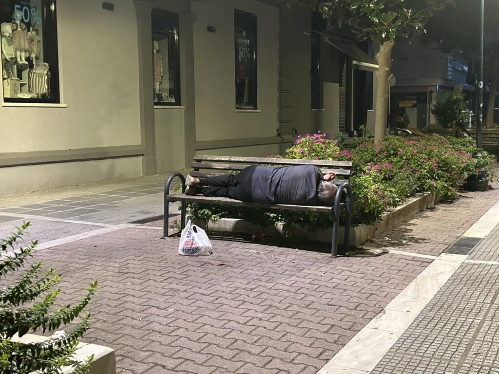 Άστεγοι στα Τρίκαλα; Στην «Έξυπνη Πόλη» ένας άνθρωπος κοιμάται σε παγκάκι