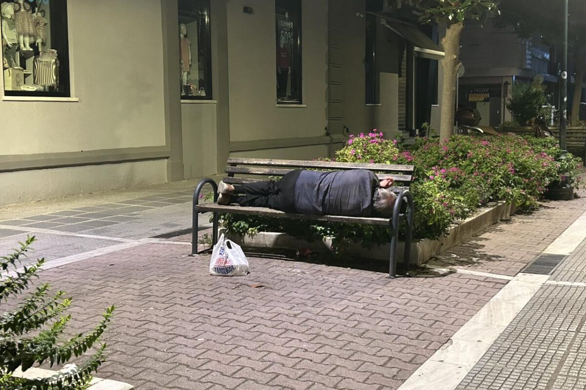 Άστεγοι στα Τρίκαλα; Στην «Έξυπνη Πόλη» ένας άνθρωπος κοιμάται σε παγκάκι