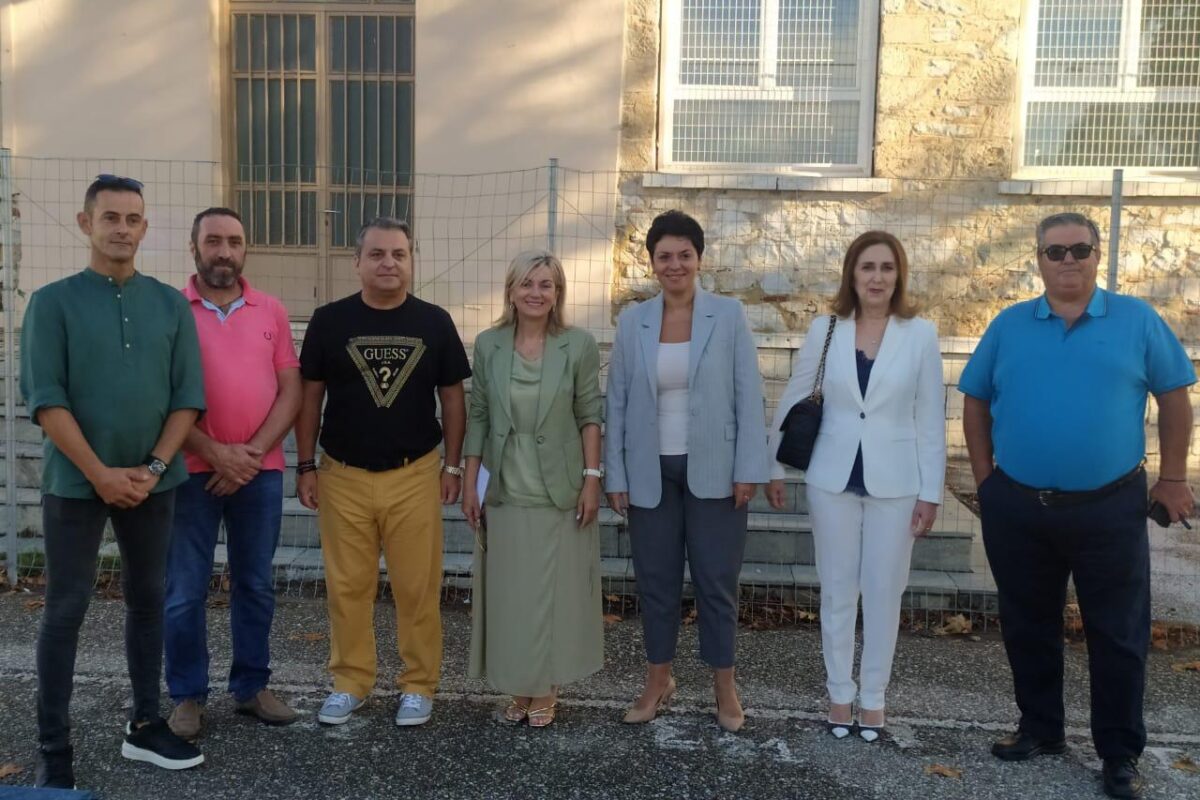 Στον αγιασμό του σεισμόπληκτου δημοτικού σχολείου Φαλάνης η Αντιπεριφερειάρχης Λάρισας Μαρία Γαλλιού