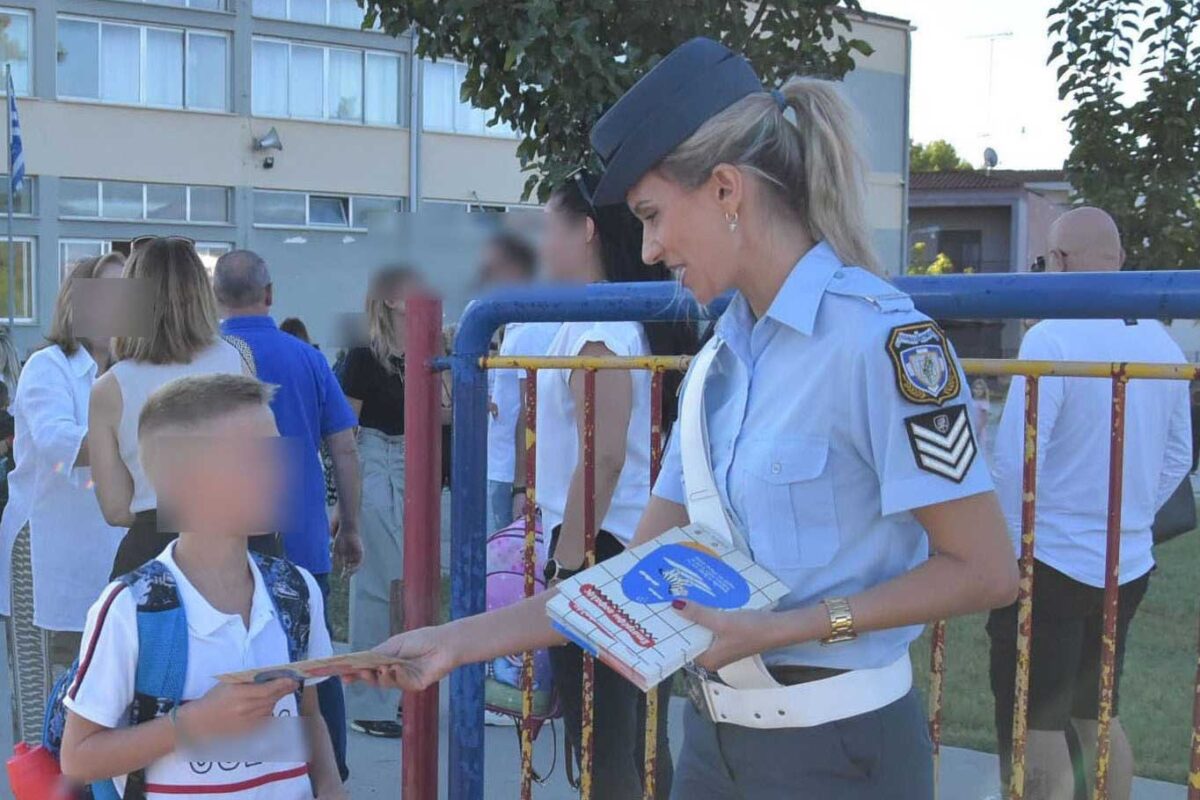 Αστυνομικοί της Θεσσαλίας διανέμουν ενημερωτικό υλικό κυκλοφοριακής αγωγής σε σχολεία