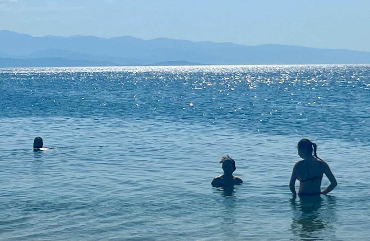Καθαρά τα νερά στις ακτές του Δήμου Βόλου