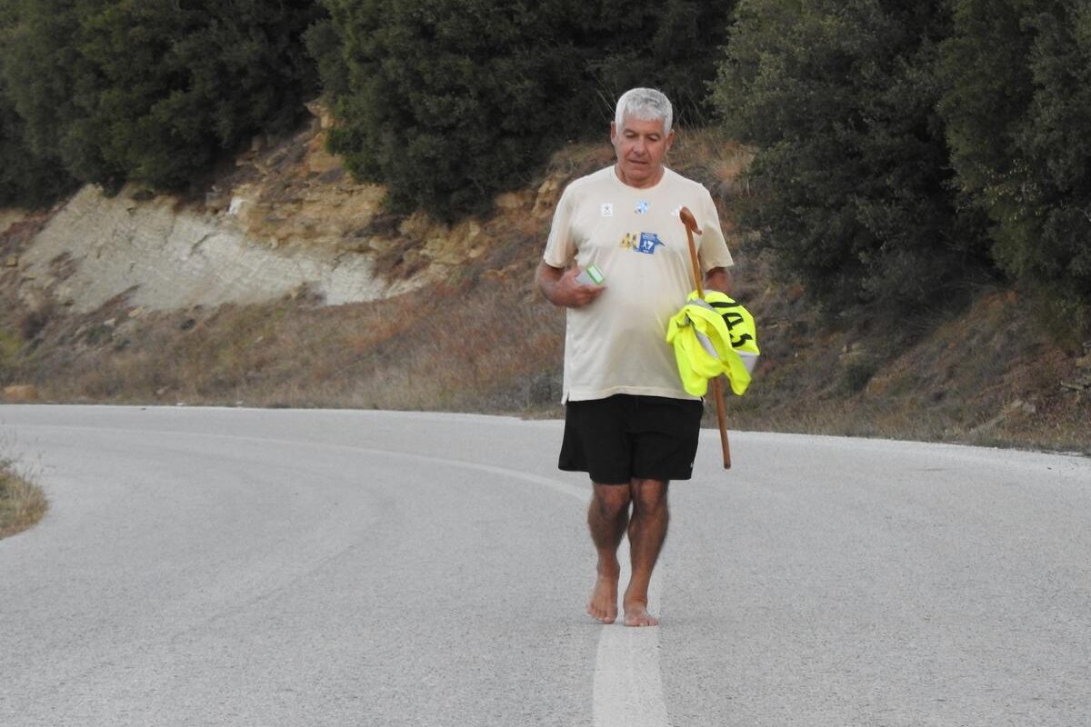 Τίμησε τους πεσόντες τρέχοντας ξυπόλυτος τη διαδρομή Τρίκαλα- Αγρελιά ο Τρικαλινός Γιώργος Καρράς