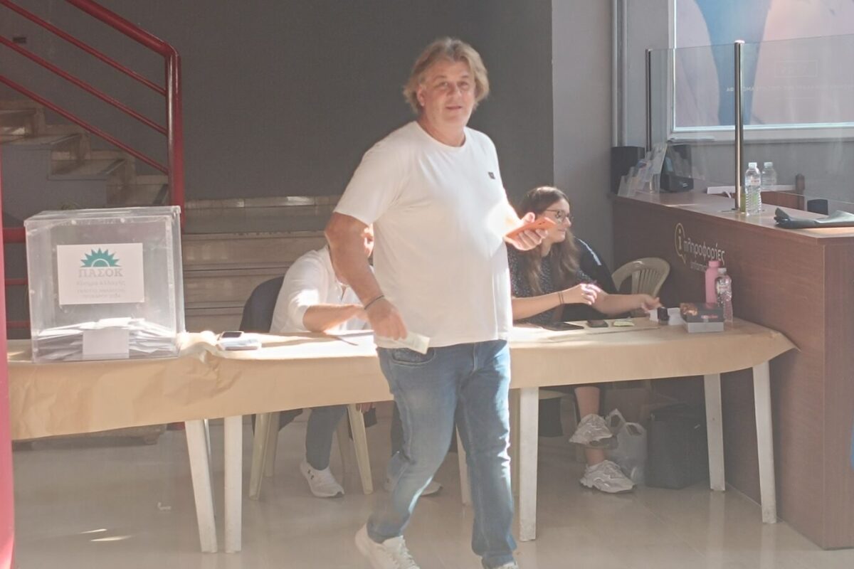 Ομαλή προσέλευση ψηφοφόρων στα Τρίκαλα για τον δεύτερο γύρο των εκλογών του ΠΑΣΟΚ-ΚΙΝΑΛ