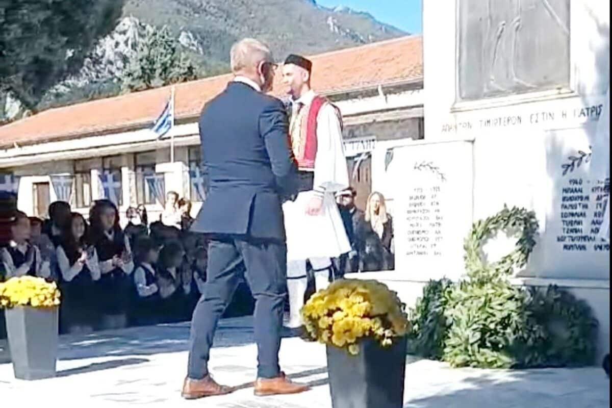 Κατάθεση στεφάνου από το Σωματείο Ιεροψαλτών Τρικάλων στην ιστορική πόλη της Πύλης Τρικάλων