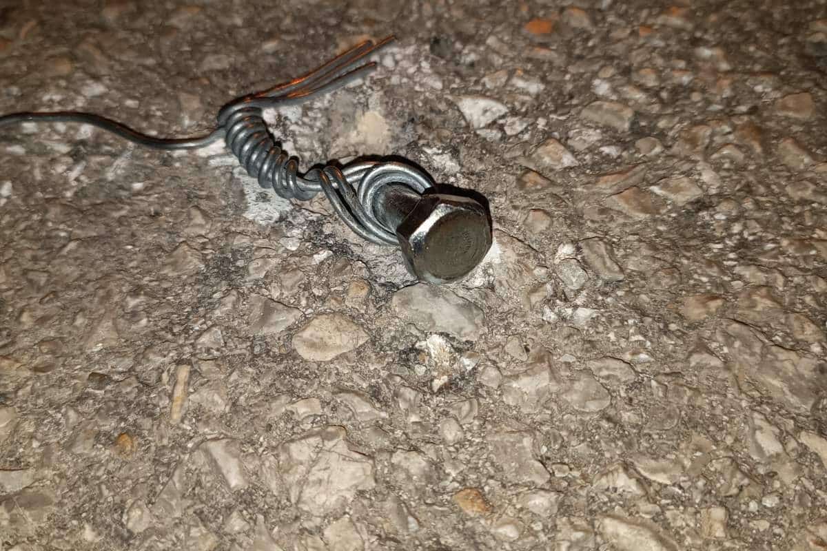 Καρφιά και βίδες στον δρόμο προς Καρυές - Ο "θησαυρός" που άφησε πίσω της η εμποροπανήγυρη