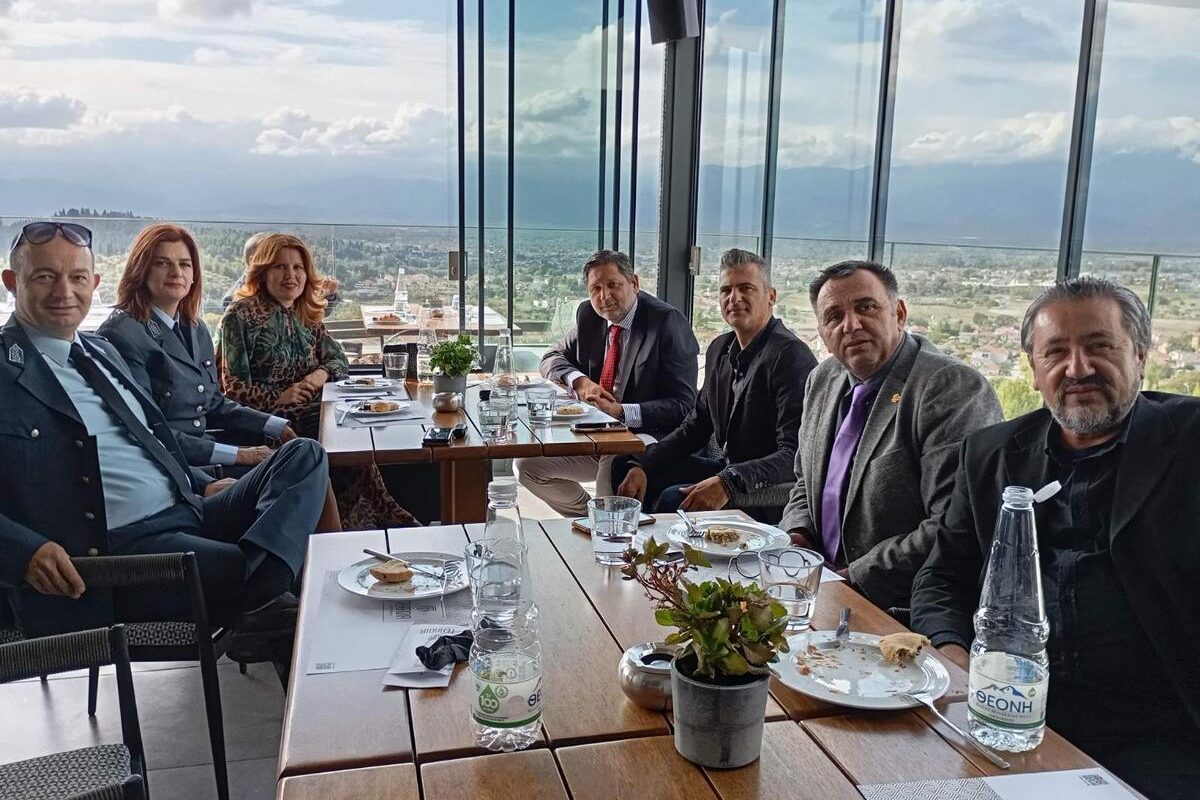 Οι τρικαλινοί ιεροψάλτες δίπλα στους αστυνομικούς