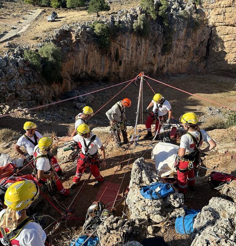 O Ελληνικός Ερυθρός Σταυρός διοργάνωσε εντυπωσιακή εκπαίδευση Εθελοντών Σαμαρειτών-Διασωστών στον χειρισμό σχοινιών και συστημάτων διάσωσης