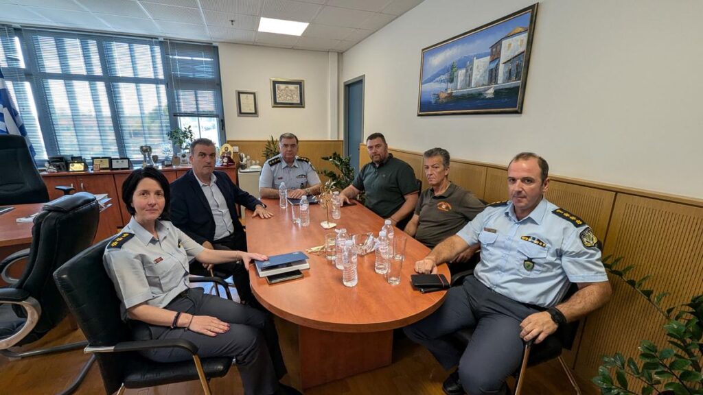Αυστηρή επιτήρηση σε πεζοδρόμους και κυκλοφορία στη Λάρισα από Δήμο και Αστυνομία
