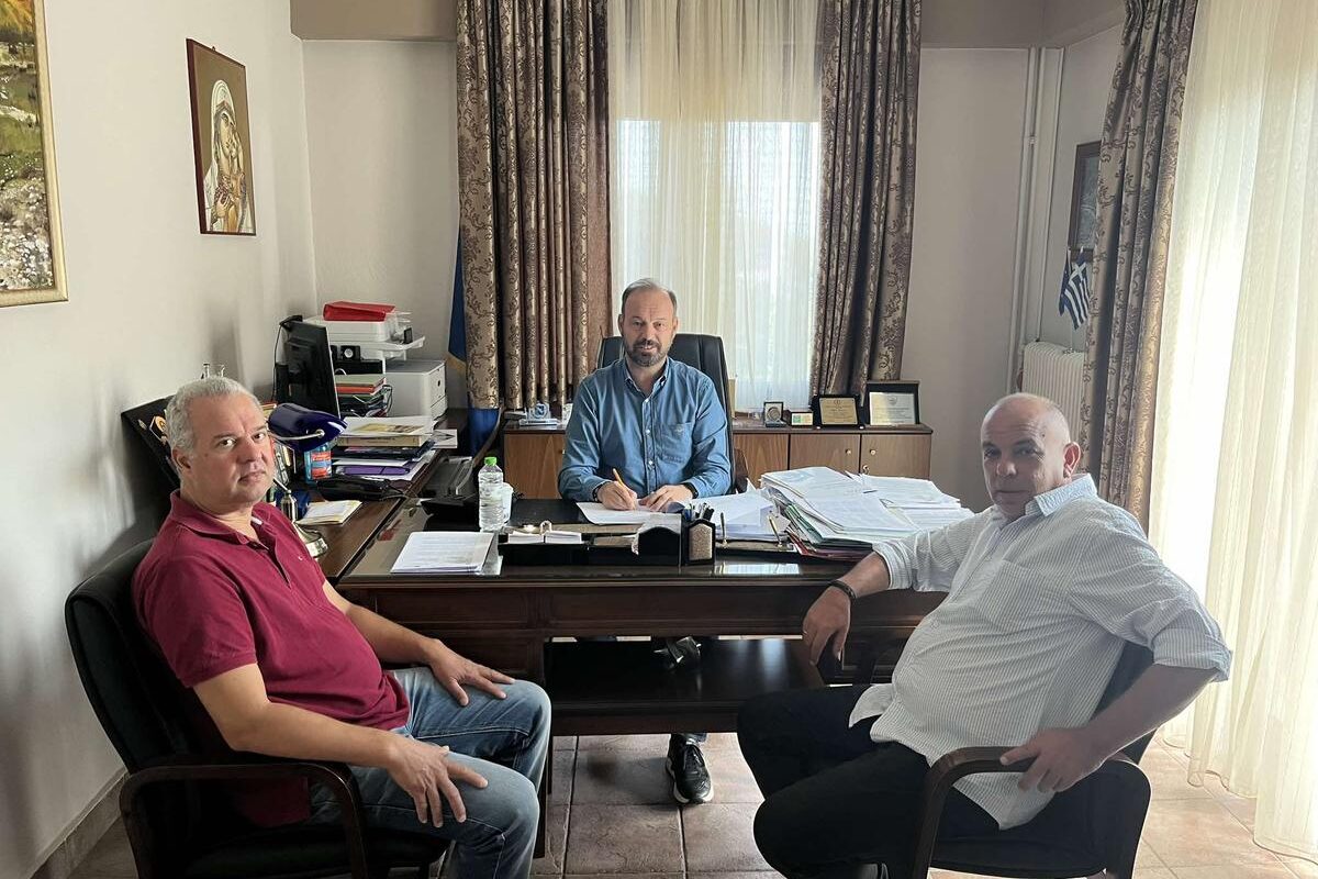 Υπεγράφη σύμβαση του έργου “Αποκατάσταση πεζοδρομίου περιβάλλοντος χώρου και στέγης κτιρίου μαθητικής εστίας Μουζακίου”