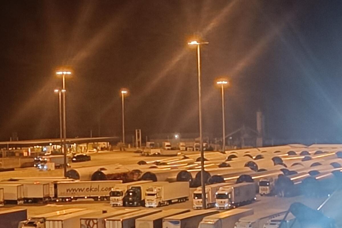 Οι ανεμογεννήτριες έφτασαν στο λιμάνι: Περιμένοντας την εντολή παρά τις αντιδράσεις
