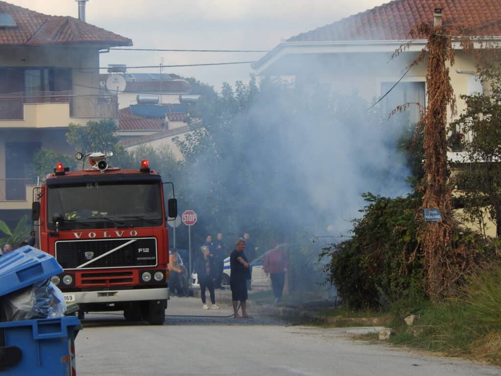 Φωτιά σε χόρτα στην οδό Μπαρμπαρέκου στα Τρίκαλα