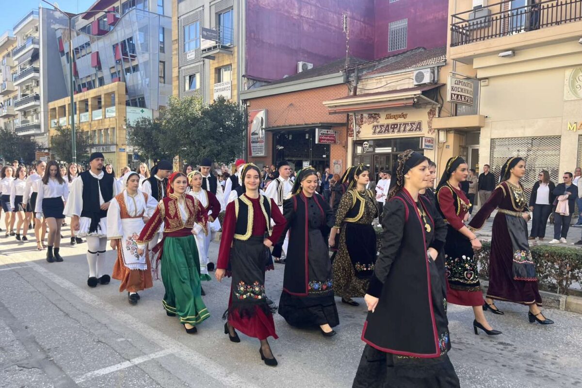 Με λαμπρότητα και εθνική υπερηφάνεια η παρέλαση της 28ης Οκτωβρίου στα Τρίκαλα