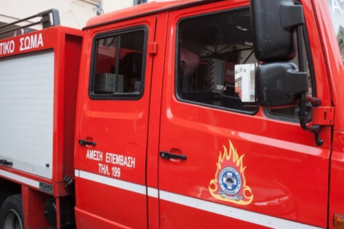 Ανατροπή πυροσβεστικού οχήματος στον Ασπρόπυργο – Οδηγός απεγκλωβίστηκε χωρίς τις αισθήσεις του