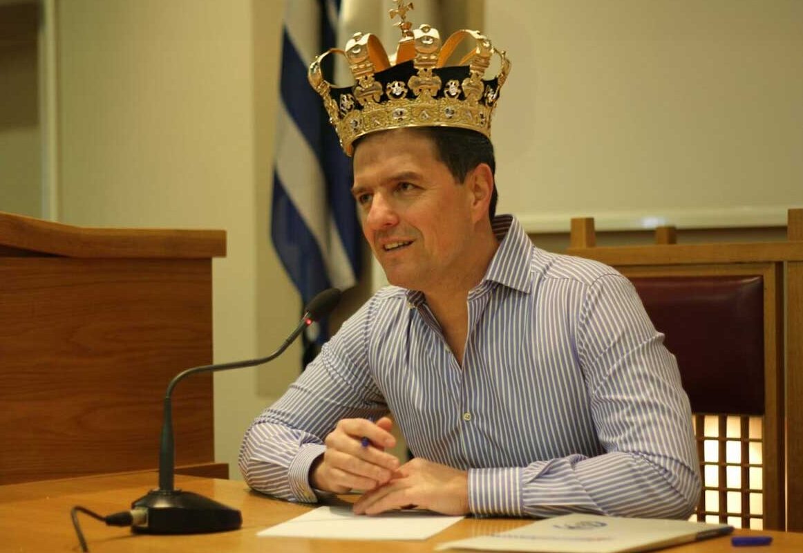 «Πρόεδρος… διακοσμητικός»: Ο Παπαευθυμίου διαφημίζει τον τίτλο του, ενώ η εξουσία ανήκει αλλού