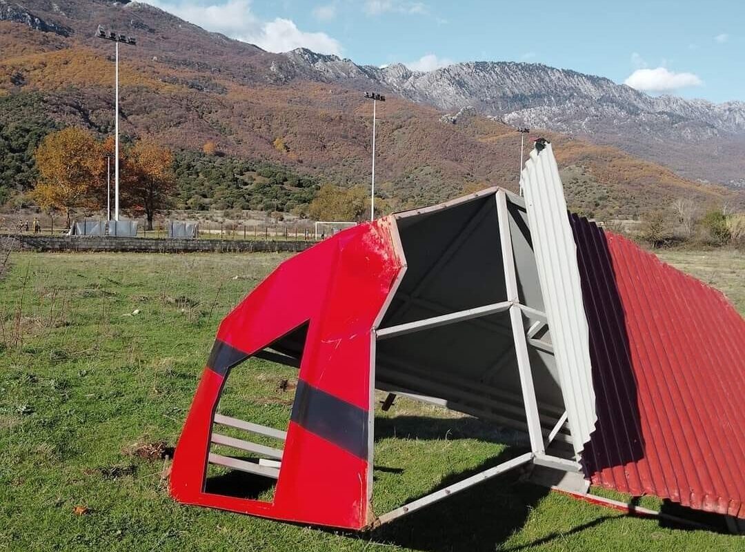 Στο στόχαστρο των ανέμων το γήπεδο Αγίου Βησσαρίωνα - Γκρέμισαν και τον μαντρότοιχο