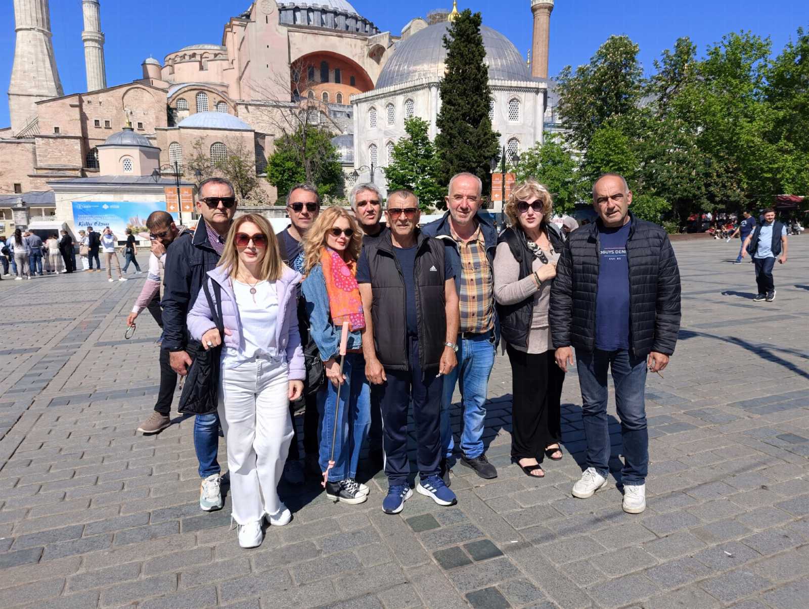 Εικόνα που περιέχει ρουχισμός, παπούτσια, άτομο, εξωτερικός χώρος/ύπαιθρος
Περιγραφή που δημιουργήθηκε αυτόματα