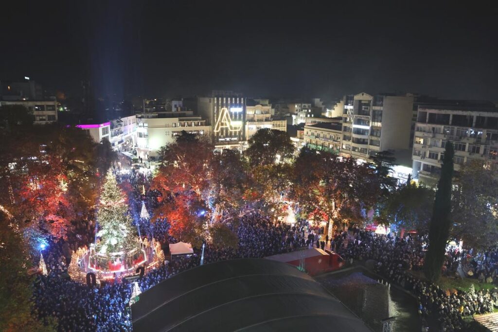 Χιλιάδες κόσμου, μαζί με τον Δήμαρχο Λαρισαίων, γιόρτασαν τη φωταγώγηση του χριστουγεννιάτικου δέντρου