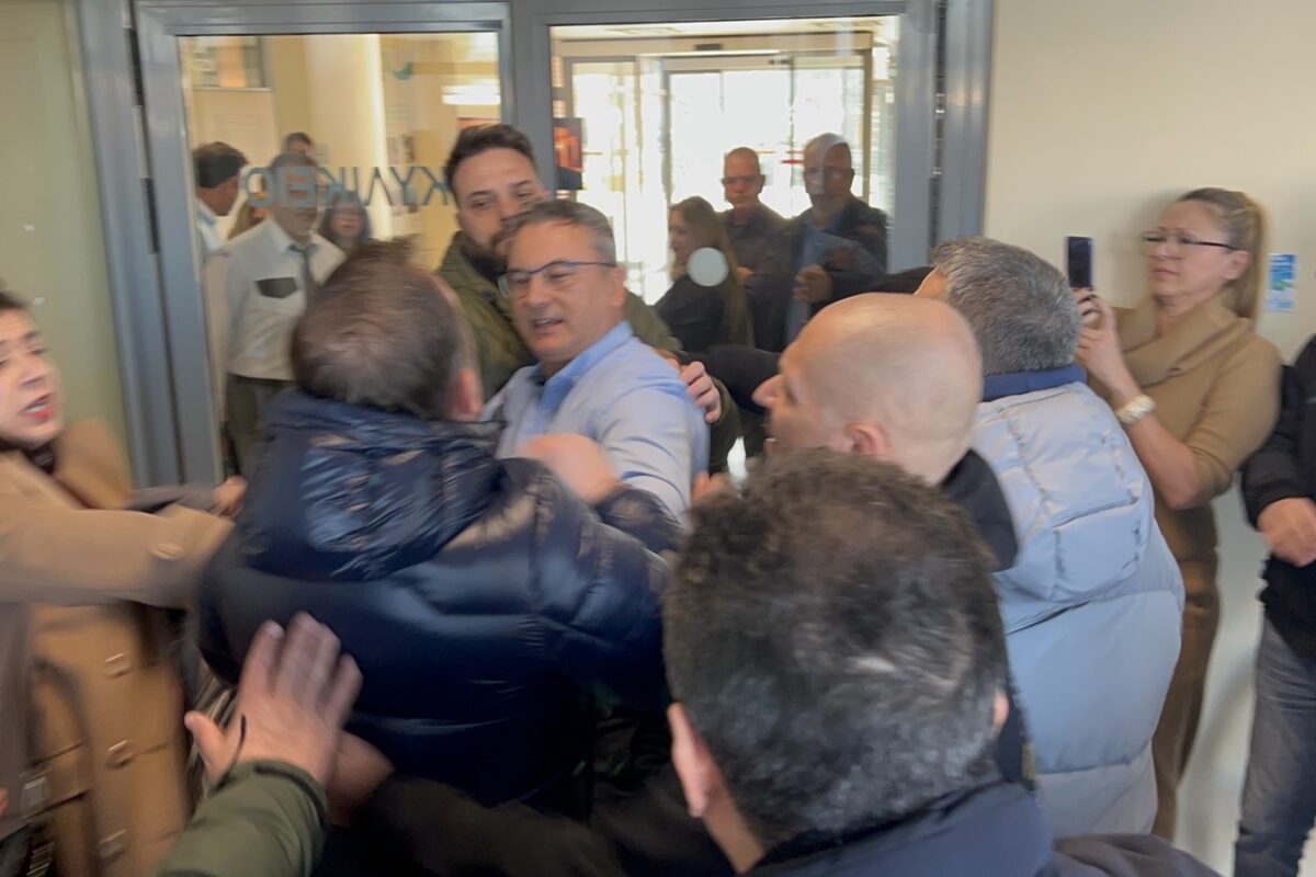 Επίθεση σε Κώστα Αγοραστό από συγγενείς θυμάτων των Τεμπών – Στο νοσοκομείο με τραύματα στο κεφάλι