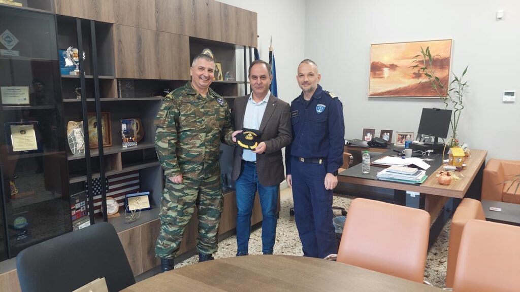 Παραδοσιακά κάλαντα στο Δήμαρχο από τους στρατεύσιμους του ΚΕΣΝ Ρούσσου