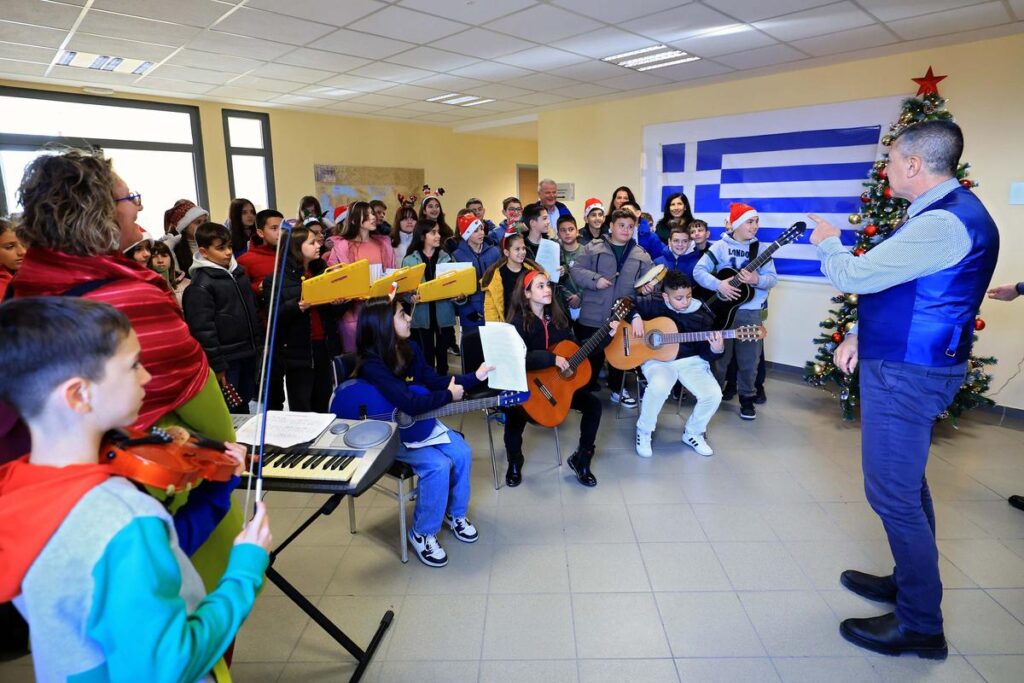 Μαθητές του 23ου Δημοτικού Σχολείου Λάρισας είπαν τα Χριστουγεννιάτικα Κάλαντα στον Περιφερειάρχη Θεσσαλίας