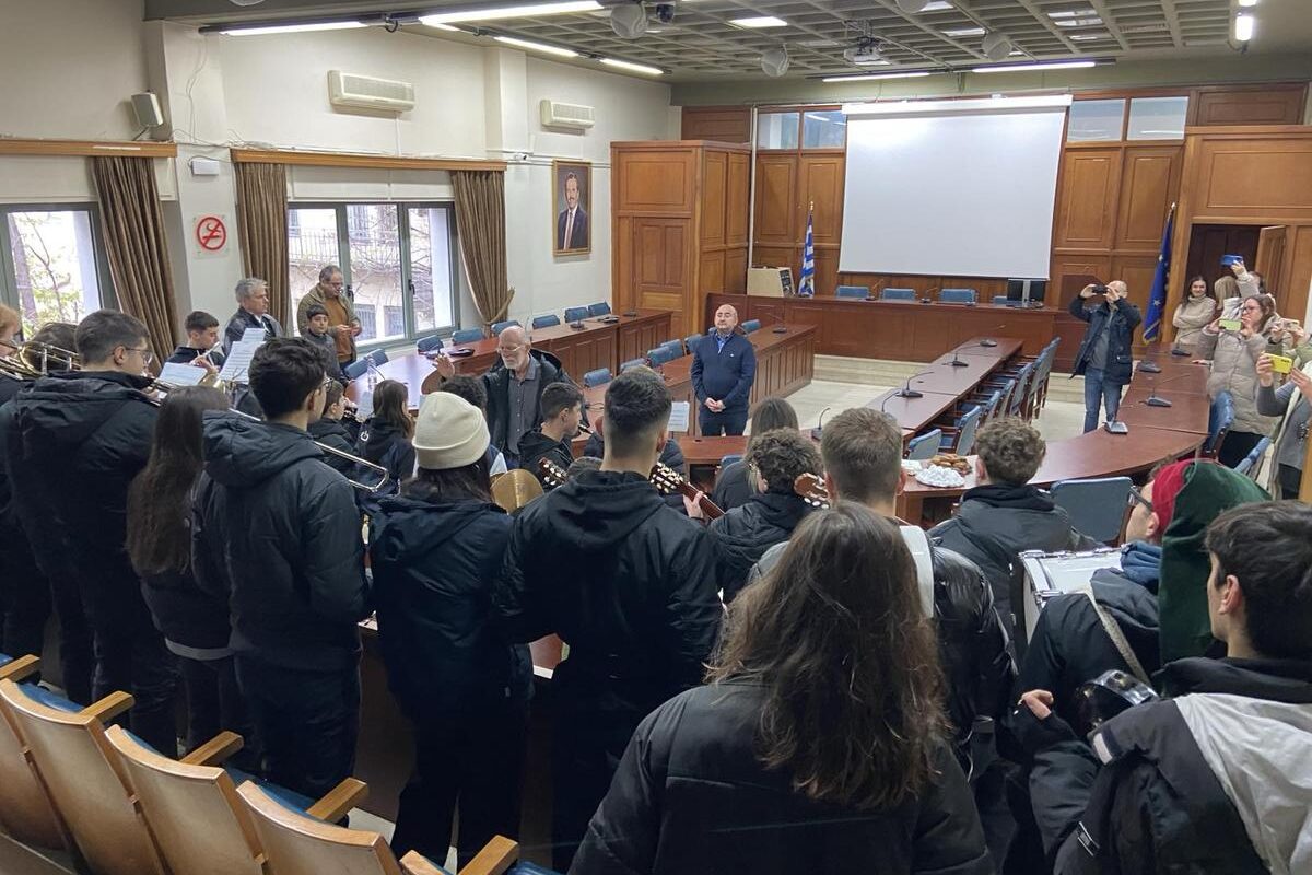 Τα κάλαντα στον Δήμαρχο Τρικκαίων από το Μουσικό Σχολείο Τρικάλων