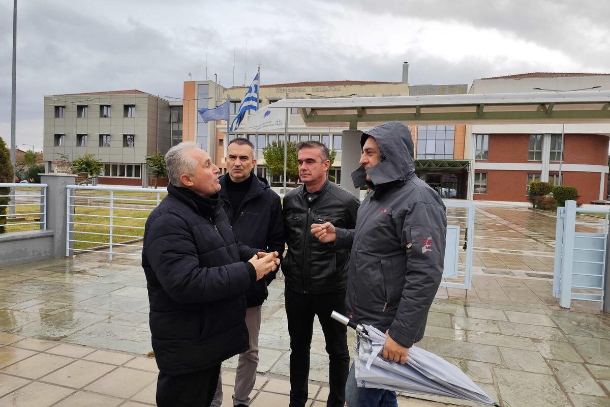 Ο Δημήτρης Κουρέτας επισκέφθηκε τη λαϊκή αγορά της Θεοφράστου