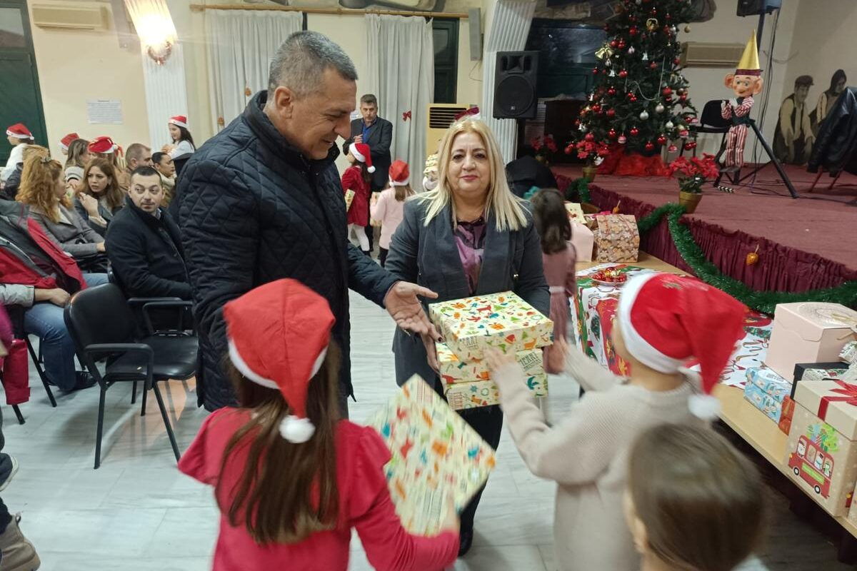 Στο άναμμα του χριστουγεννιάτικου δέντρου στα Μεγάλα Καλύβια ο Περιφερειάρχης Δημ. Κουρέτας
