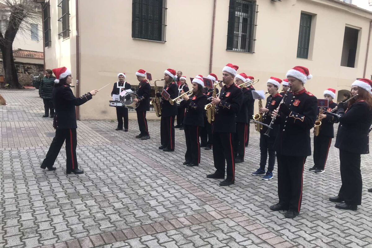 Η Δημοτική Φιλαρμονική Τρικάλων έφερε τα Χριστούγεννα στο Πνευματικό Κέντρο