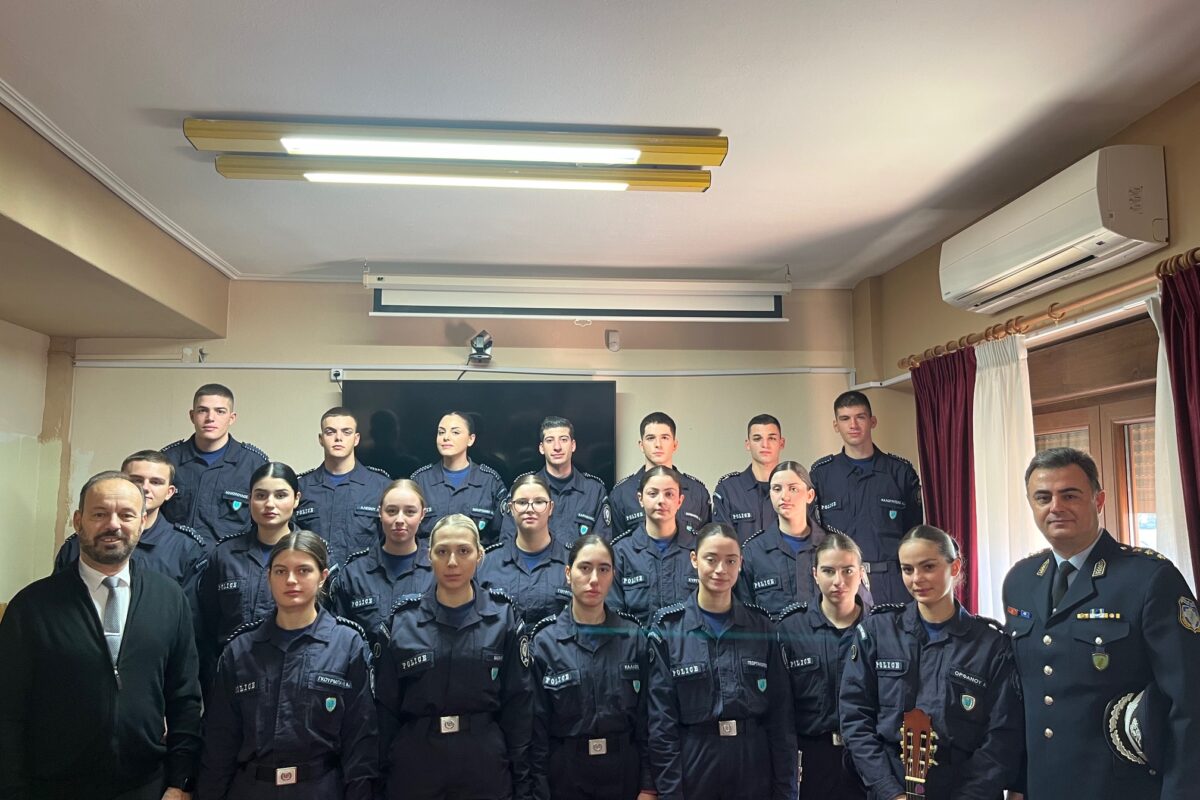 Οι δόκιμοι αστυφύλακες της Σχολής Μουζακίου έψαλαν τα χριστουγεννιάτικα κάλαντα στον Δήμαρχο Θεοφάνη Στάθη