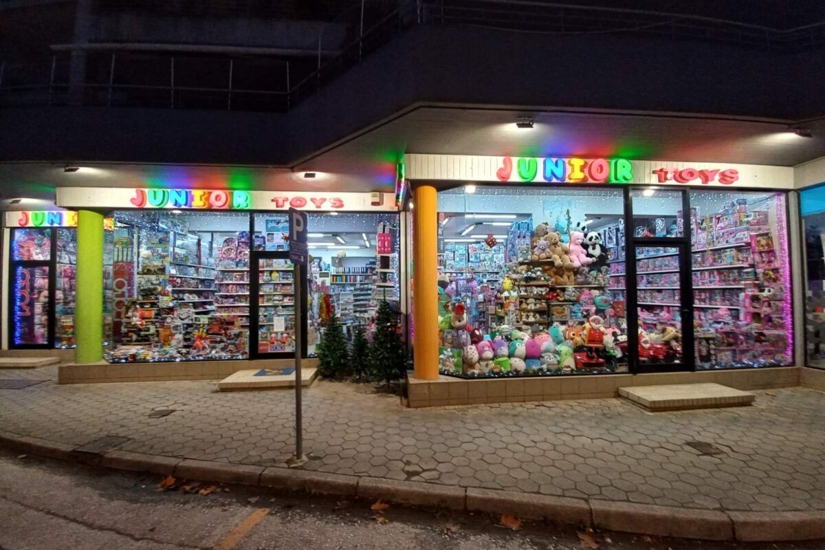 Junior Toys: Ευχές για μαγικές γιορτές με χαμόγελα στα Τρίκαλα!