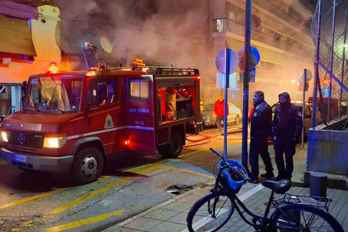 Στις φλόγες τυλίχθηκε μονοκατοικία στο κέντρο των Τρικάλων