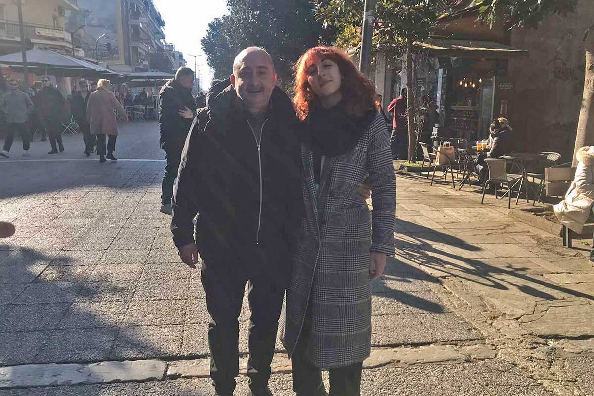 «Περήφανος πατέρας, περήφανη κόρη» - Μια ζεστή στιγμή μπροστά στο Δημαρχείο