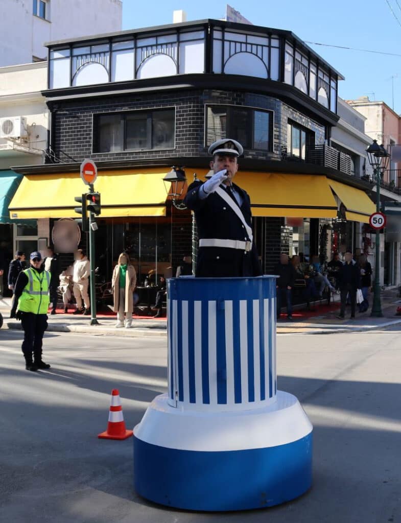 Συμβολική Προσφορά Δώρων σε Τροχονόμο στον Βόλο - Ευχές για μια Ασφαλή Χρονιά