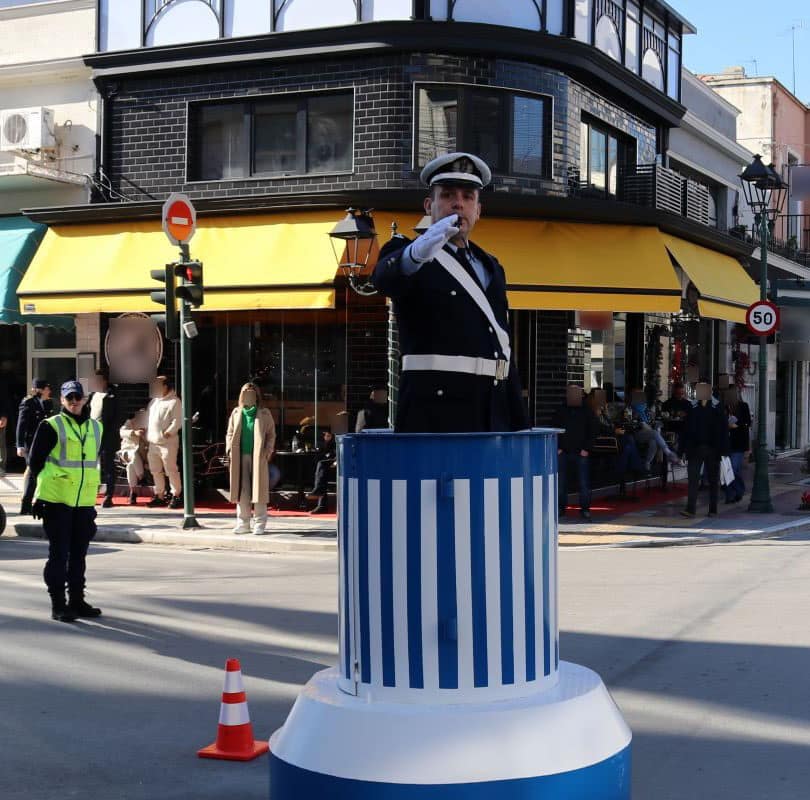Συμβολική Προσφορά Δώρων σε Τροχονόμο στον Βόλο - Ευχές για μια Ασφαλή Χρονιά