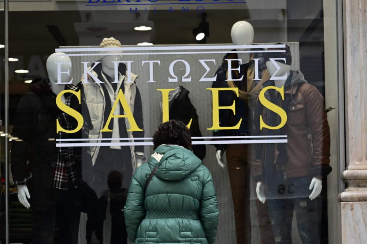 Ξεκινούν στις 13 Ιανουαρίου οι χειμερινές εκπτώσεις – Ευκαιρίες για καταναλωτές και επιχειρήσεις