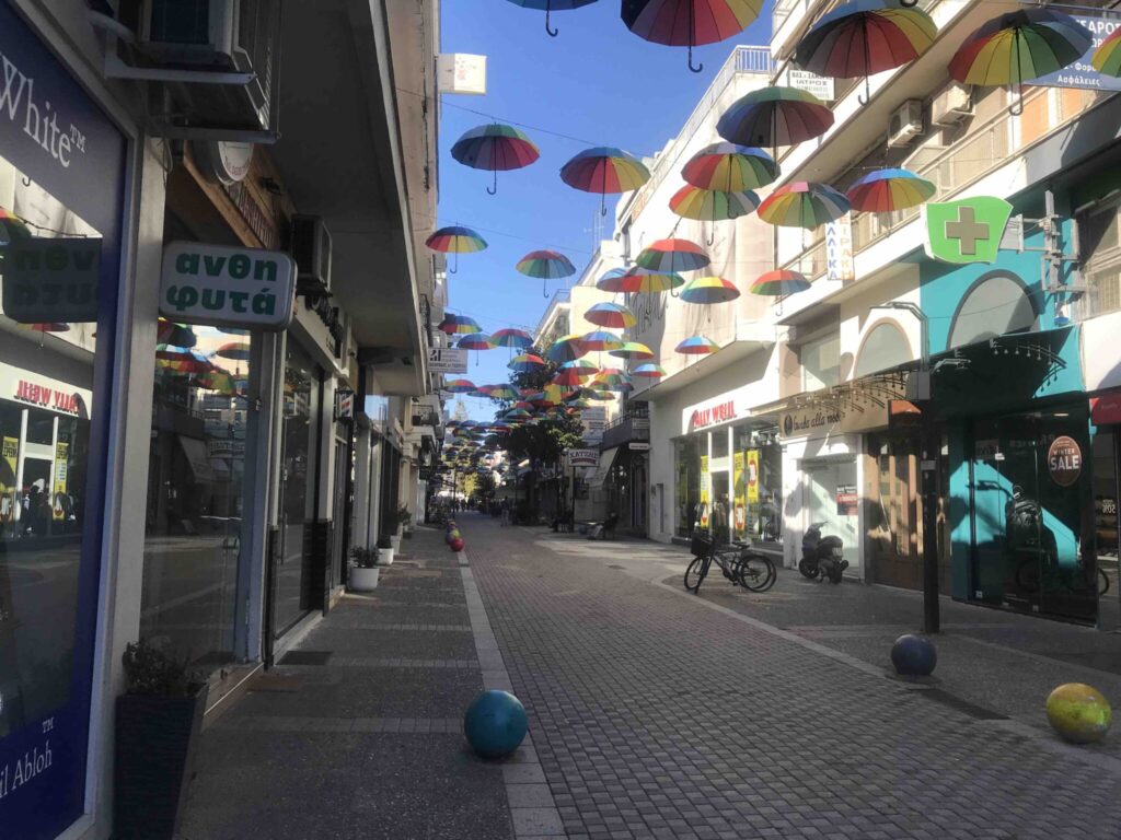Υποτονική κίνηση στην αγορά των Τρικάλων παρά τον λαμπερό ήλιο