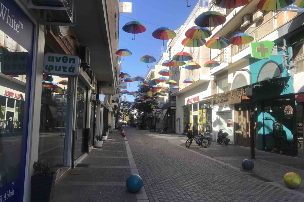 Υποτονική κίνηση στην αγορά των Τρικάλων παρά τον λαμπερό ήλιο