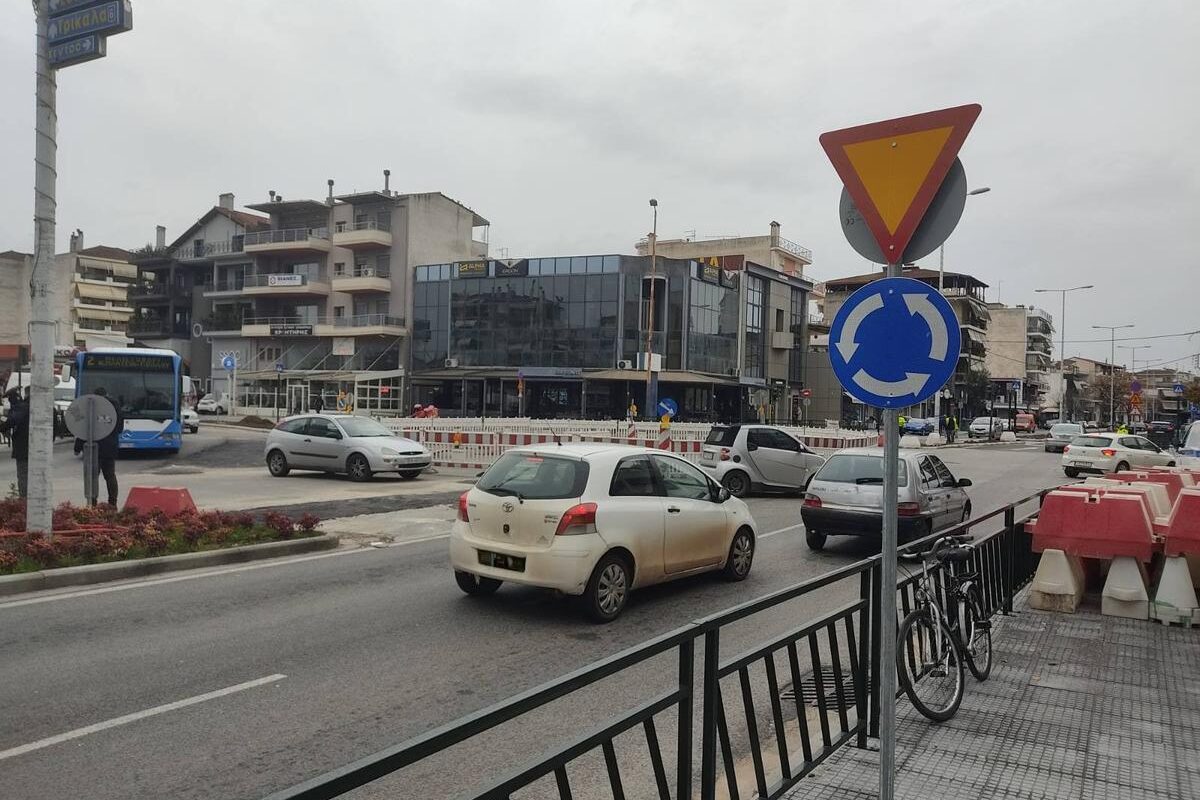 Με την κατασκευή κυκλικού κόμβου συνεχίζονται οι εργασίες στη συμβολή των οδών Βόλου - Ηρ. Πολυτεχνείου-23ης Οκτωβρίου