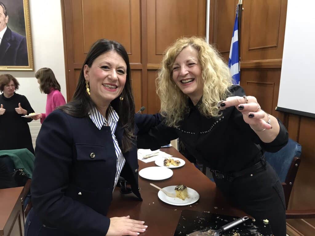 Το φλουρί έφερε χαμόγελα και… βιβλίο στη Βάσω Χαλιμούρδα