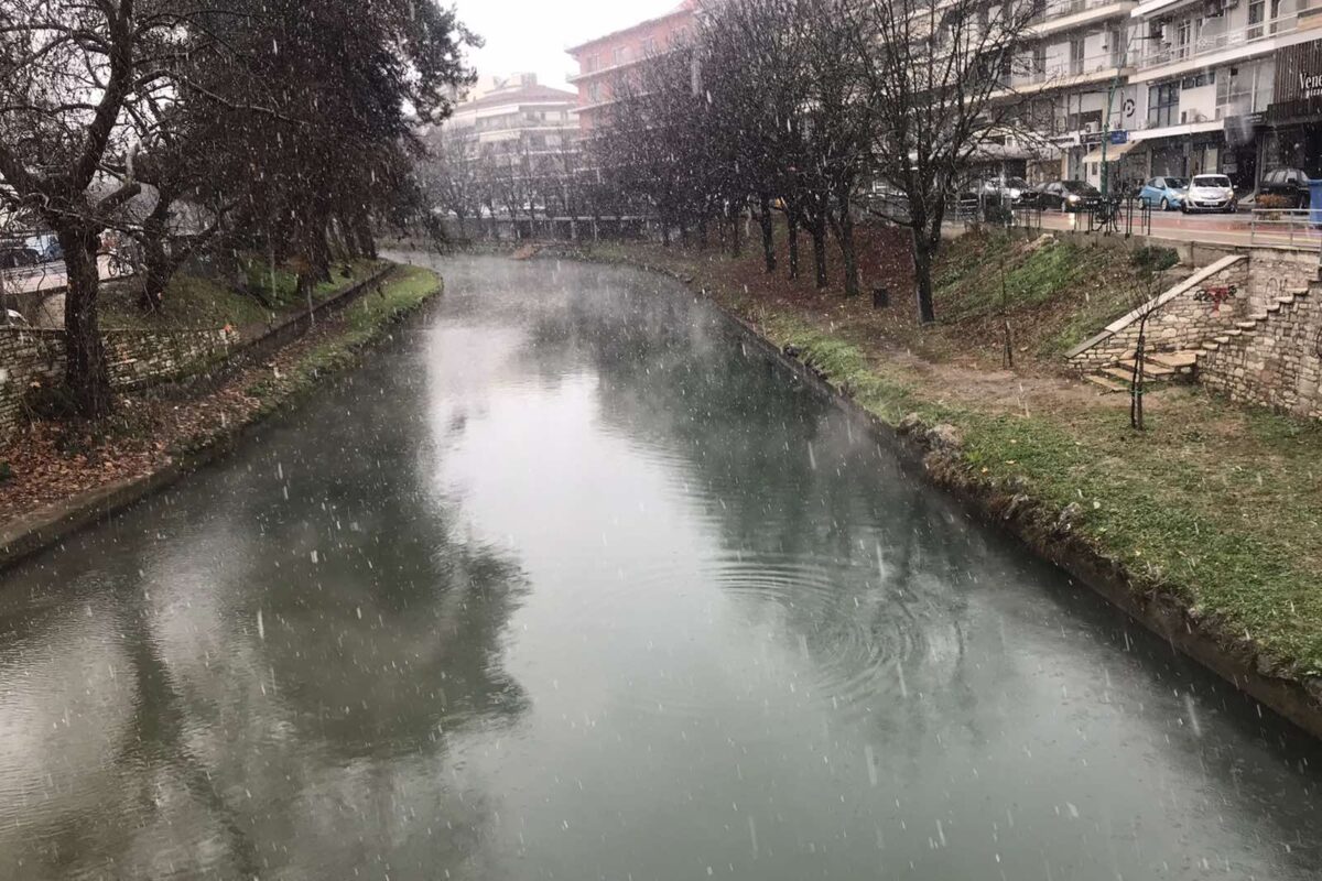 Χιονόπτωση στα Τρίκαλα: Μαγευτικές στιγμές στον Ληθαίο και χαμόγελα στην πόλη